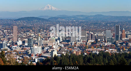 Portland Oregon Panorama im Herbst von Pittock Mansion. Stockfoto