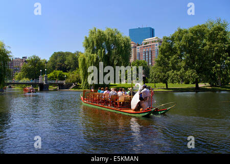 Boston Public Garden und Sightseeing-Touristen auf der berühmten Schwan-Boote in Zentral-Boston, Massachusetts, USA. Stockfoto