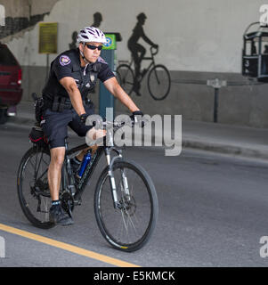 Ottawa Polizei Fahrrad Patrol. Ein Ottawa-Polizisten auf dem Fahrrad patrouillieren auf Preston Street in Ottawa. Stockfoto