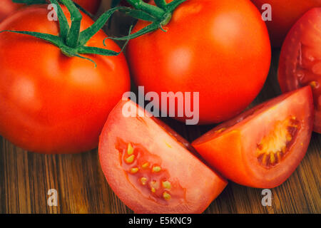 Tomaten, ganz und in Scheiben geschnitten, geschnitten, gewürfelt Stockfoto