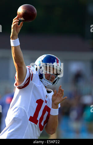 Canton, Ohio, USA. 3. August 2014. New York QB ELI MANNING (10) erwärmt sich vor die Hall of Fame Game gegen die Buffalo Bills spielte in der Pro Football Hall Of Fame-Feld Fawcett Stadium in Canton, Ohio. Bildnachweis: Frank Jansky/ZUMA Draht/Alamy Live-Nachrichten Stockfoto