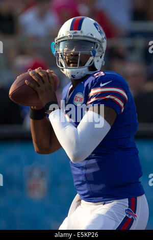 Canton, Ohio, USA. 3. August 2014. Buffalo QB EJ MANUEL (3) erwärmt sich vor die Hall of Fame Game gegen die New York Giants spielte in der Pro Football Hall Of Fame-Feld Fawcett Stadium in Canton, Ohio. Bildnachweis: Frank Jansky/ZUMA Draht/Alamy Live-Nachrichten Stockfoto