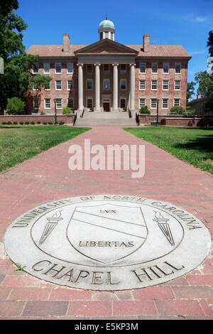 University of North Carolina, Chapel Hill, UNC. Siegel der Universität mit dem Süden Gebäude im Hintergrund (unscharf). Stockfoto