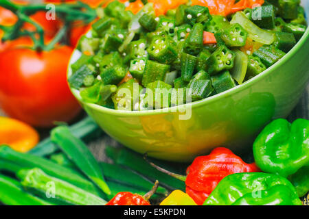 Okra, gehackte gewürfelte Okro in Schale gekocht Stockfoto