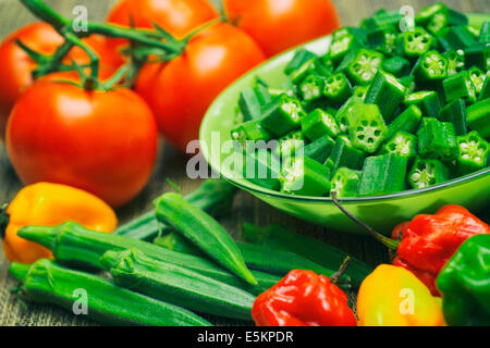 Okra, roh roh gehackte gewürfelte Okro Stockfoto