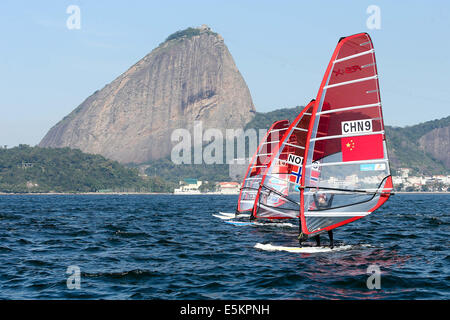 Rio De Janeiro, Brasilien. 3. August 2014. Chinesischen Athleten Sun Jiali (vorne) tritt während der Frauen RS: x Klasse Spiel an der Guanabara-Bucht in Rio De Janeiro, Brasilien, 3. August 2014. Sun-Jiali auf Platz 12. mit einer Gesamtpunktzahl von 25 am Sonntag. Aquece Rio International Segeln Regatta 2014, die ersten Test-Event für Rio 2016 Olympischen und Paralympischen Spiele, ist hier vom Aug. 2 bis Aug. 9 statt. Bildnachweis: Xu Zijian/Xinhua/Alamy Live-Nachrichten Stockfoto