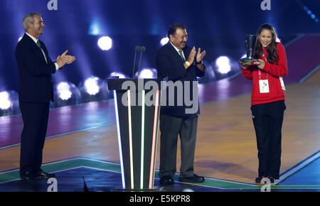 Glasgow, Vereinigtes Königreich. 3. August 2014. Rhythmischen Sportgymnastik Francesca Jones (R) von Wales erhält David Dixon Award während der Abschlussveranstaltung für die Glasgow Commonwealth-Spiele 2014 im Hampden Park in Glasgow, Vereinigtes Königreich, am 3. August 2014. Bildnachweis: Wang Lili/Xinhua/Alamy Live-Nachrichten Stockfoto