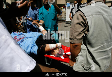 Gaza. 3. August 2014. Eine palästinensische verwundete eilte ins Krankenhaus nach einem israelischen Luftangriff in Rafah im südlichen Gazastreifen. Mindestens 10 Personen an einem frischen Streik auf einer UN-Schule im südlichen Gazastreifen getötet wurden die Palästinenser von einem israelischen Militäroffensive verdrängt bergende war, sagte Sanitäter. Bildnachweis: Ari Rahim Khatib/Pacific Press/Alamy Live-Nachrichten Stockfoto