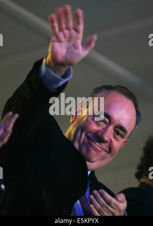 Glasgow, Vereinigtes Königreich. 3. August 2014. Alex Salmond, erster Minister von Schottland, Wellen in der royal Box während der Abschlussveranstaltung für die Glasgow Commonwealth-Spiele 2014 im Hampden Park in Glasgow, Vereinigtes Königreich, am 3. August 2014. Bildnachweis: Wang Lili/Xinhua/Alamy Live-Nachrichten Stockfoto