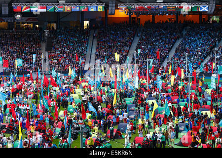 Hampden Park, Glasgow, Schottland, Großbritannien, Sonntag, August 2014. Schlusszeremonie Der Commonwealth Games 2014 In Glasgow. Zuschauer, Sportler und Darsteller vor Beginn der Zeremonie Stockfoto