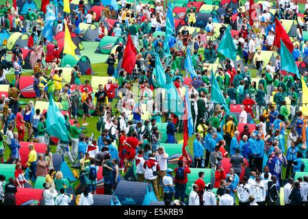 Hampden Park, Glasgow, Schottland, Großbritannien, Sonntag, August 2014. Schlusszeremonie Der Commonwealth Games 2014 In Glasgow. Athleten und Darsteller vor Beginn der Zeremonie Stockfoto