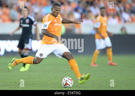 Houston, Texas, USA. 3. August 2014. Houston Dynamo Verteidiger Jermaine Taylor (4) macht einen Pass bei einem MLS-Spiel zwischen dem Houston Dynamo und DC United BBVA Compass-Stadion in Houston, TX am 3. August 2014. Der Dynamo gewann 1: 0. Bildnachweis: Trask Smith/ZUMA Draht/Alamy Live-Nachrichten Stockfoto