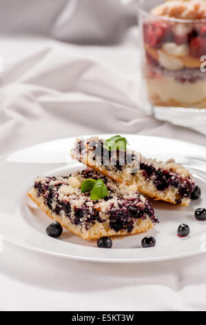 Heidelbeerkuchen (Heidelbeere, Hucklberry) oder Kuchen auf weißen Teller Stockfoto