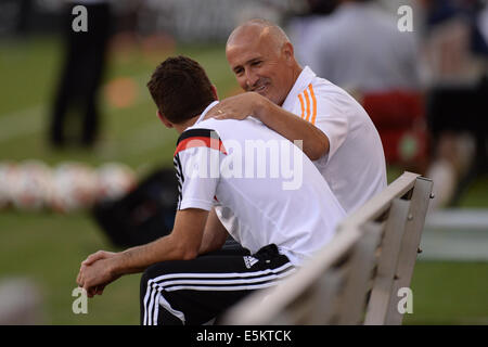 Houston, Texas, USA. 3. August 2014. Houston Dynamo-Trainer Dominic Kinnear spricht mit D.C. United Trainer Ben Olsen vor einem MLS-Spiel zwischen den Houston Dynamo und DC United BBVA Compass-Stadion in Houston, TX am 3. August 2014. Der Dynamo gewann 1: 0. Bildnachweis: Trask Smith/ZUMA Draht/Alamy Live-Nachrichten Stockfoto