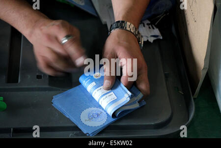 Kabul, Afghanistan. 3. August 2014. Ein Wahl-Arbeiter zählt Stimmen im Rahmen der Prüfung der Präsidentschaftswahl Stichwahl Stimmen bei einer Wahl-Kommission-Lagerhalle in Kabul, Afghanistan, 3. August 2014. Die UN-Mission in Afghanistan sagte am späten Sonntag, Präsidentschaftskandidat Abdullah Abdullah hat wieder eine umstrittene Abstimmung Auditierung nach der Prozess vier Mal verzögert wurde, da es am 17. Juli begann zugestimmt. Bildnachweis: Rahmin/Xinhua/Alamy Live-Nachrichten Stockfoto