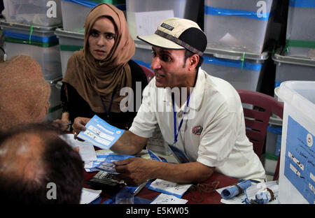 Kabul, Afghanistan. 3. August 2014. Wahlhelfer zählen Abstimmung im Rahmen der Prüfung der Präsidentschaftswahl Stichwahl Stimmen bei einer Wahl-Kommission-Lagerhalle in Kabul, Afghanistan, 3. August 2014. Die UN-Mission in Afghanistan sagte am späten Sonntag, Präsidentschaftskandidat Abdullah Abdullah hat wieder eine umstrittene Abstimmung Auditierung nach der Prozess vier Mal verzögert wurde, da es am 17. Juli begann zugestimmt. Bildnachweis: Rahmin/Xinhua/Alamy Live-Nachrichten Stockfoto