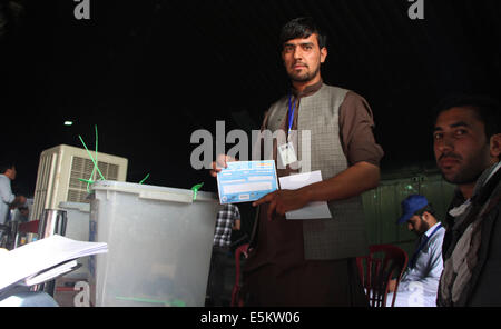 Kabul, Afghanistan. 3. August 2014. Ein Wahl-Arbeiter zeigt ein Dokument im Rahmen der Prüfung der Präsidentschaftswahl Stichwahl Stimmen bei einer Wahl-Kommission-Lagerhalle in Kabul, Afghanistan, 3. August 2014. Die UN-Mission in Afghanistan sagte am späten Sonntag, Präsidentschaftskandidat Abdullah Abdullah hat wieder eine umstrittene Abstimmung Auditierung nach der Prozess vier Mal verzögert wurde, da es am 17. Juli begann zugestimmt. Bildnachweis: Rahmin/Xinhua/Alamy Live-Nachrichten Stockfoto