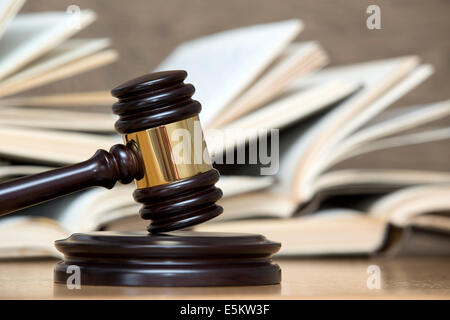 hölzerne Hammer und Bücher auf Holztisch Stockfoto