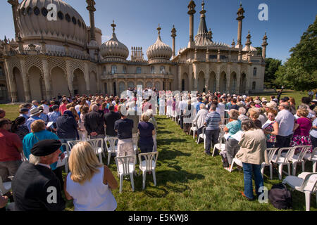 Trommelfell und interreligiöse Service als Teil des WWI hundertjährige Gedenken in der Stadt Brighton außerhalb der Royal Pavilion in East Sussex Sonntag, 8. März 14 statt.