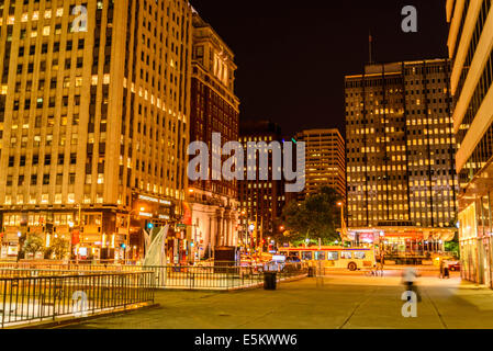 Nacht Straßenbild in der Innenstadt von Philadelphia Stockfoto