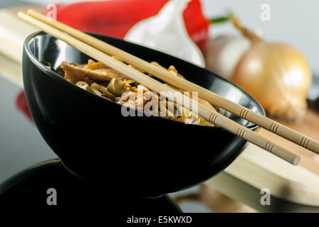 Chinesische Nudelsuppe mit Huhn und Gemüse auf reflektieren Tabelle Stockfoto