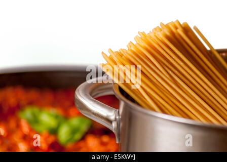 Spaghetti oder Nudeln im Topf mit Wasser Stockfoto