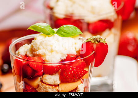 Kleinigkeit oder Käsekuchen mit Erdbeeren auf Holztisch Stockfoto