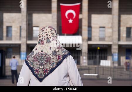 Berlin, Deutschland. 3. August 2014. Ein türkischer Staatsangehöriger ist auf dem Weg zum Olympiastadion in Berlin, Deutschland, 3. August 2014 abstimmen. Es gibt eine Wahl-Center für die türkischen Präsidentschaftswahlen im Olympiastadion in Berlin. Zum ersten können türkische Staatsangehörige, die Zeit in den türkischen Wahlen in Deutschland teilnehmen. Foto: Daniel Naupold/Dpa/Alamy Live News Stockfoto