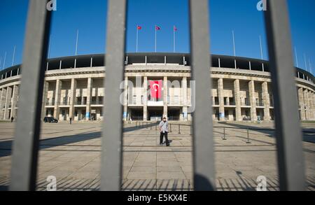 Berlin, Deutschland. 3. August 2014. Ein Mann verlässt das Olympiastadion in Berlin, Deutschland, 3. August 2014. Es gibt eine Wahl-Center für die türkischen Präsidentschaftswahlen im Olympiastadion in Berlin. Zum ersten können türkische Staatsangehörige, die Zeit in den türkischen Wahlen in Deutschland teilnehmen. Foto: Daniel Naupold/Dpa/Alamy Live News Stockfoto