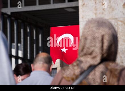 Berlin, Deutschland. 3. August 2014. Türkische Wähler haben das Olympiastadion in Berlin, Deutschland, 3. August 2014. Es gibt eine Wahl-Center für die türkischen Präsidentschaftswahlen im Olympiastadion in Berlin. Zum ersten können türkische Staatsangehörige, die Zeit in den türkischen Wahlen in Deutschland teilnehmen. Foto: Daniel Naupold/Dpa/Alamy Live News Stockfoto