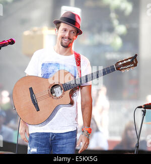 Aufnahme Künstler Jason Mraz führt im Konzert bei NBC "Today Show" am Rockefeller Plaza am 18. Juli 2014. © Debby Wong/Alamy Stockfoto