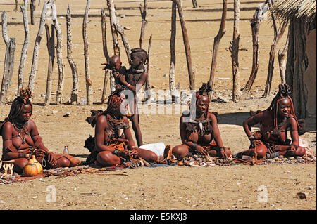 Frauen mit Souvenirs in einem Himba-Dorf in der Nähe von Opuwo, Namibia Stockfoto