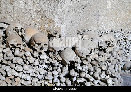 Schädel, Knochen, Fontanelle Friedhof, historische Friedhof in ein unterirdisches Höhlensystem, Neapel, Kampanien, Italien Stockfoto