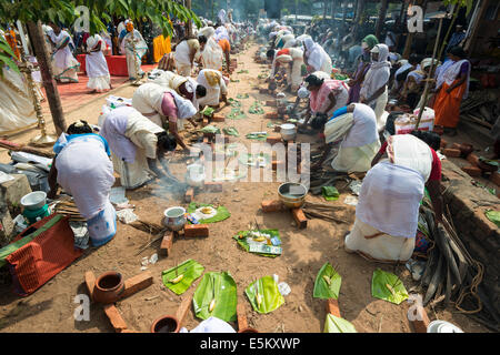 Frauen kochen Prasad in den belebten Straßen während des Pongala Festivals, Thiruvananthapuram, Kerala, Indien Stockfoto