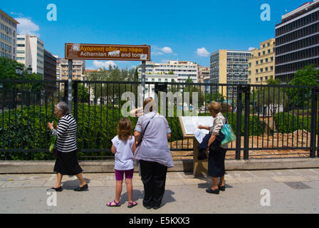 Touristen, Achrian Road und Gräber Ruinen, Plateia Kotzia Quadrat, Omonia Bezirk, zentral-Athen, Griechenland, Europa Stockfoto