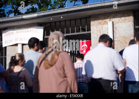 Berlin, Deutschland. 3. August 2014. Türkische Wähler stieg in das Olympiastadion in Berlin, Deutschland, 3. August 2014. Es gibt eine Wahl-Center für die türkischen Präsidentschaftswahlen im Olympiastadion in Berlin. Zum ersten können türkische Staatsangehörige, die Zeit in den türkischen Wahlen in Deutschland teilnehmen. Foto: Daniel Naupold/Dpa/Alamy Live News Stockfoto