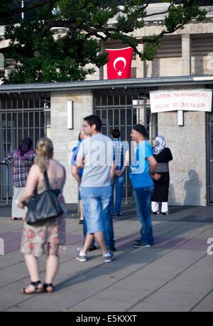 Berlin, Deutschland. 3. August 2014. Türkische Wähler warten vor dem Olympiastadion in Berlin, Deutschland, 3. August 2014. Es gibt eine Wahl-Center für die türkischen Präsidentschaftswahlen im Olympiastadion in Berlin. Zum ersten können türkische Staatsangehörige, die Zeit in den türkischen Wahlen in Deutschland teilnehmen. Foto: Daniel Naupold/Dpa/Alamy Live News Stockfoto