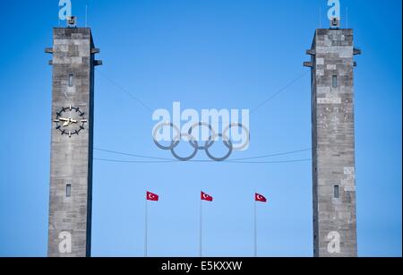 Berlin, Deutschland. 3. August 2014. Türkische Flaggen Welle im Olympiastadion in Berlin, Deutschland, 3. August 2014. Es gibt eine Wahl-Center für die türkischen Präsidentschaftswahlen im Olympiastadion in Berlin. Zum ersten können türkische Staatsangehörige, die Zeit in den türkischen Wahlen in Deutschland teilnehmen. Foto: Daniel Naupold/Dpa/Alamy Live News Stockfoto