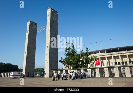 Berlin, Deutschland. 3. August 2014. Türkische Wähler warten vor dem Olympiastadion in Berlin, Deutschland, 3. August 2014. Es gibt eine Wahl-Center für die türkischen Präsidentschaftswahlen im Olympiastadion in Berlin. Zum ersten können türkische Staatsangehörige, die Zeit in den türkischen Wahlen in Deutschland teilnehmen. Foto: Daniel Naupold/Dpa/Alamy Live News Stockfoto