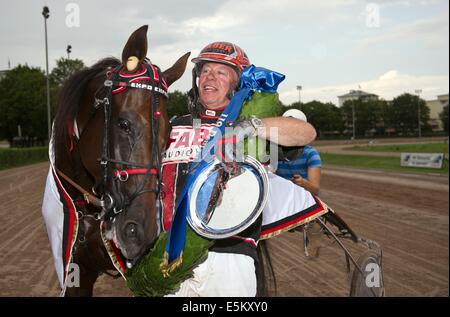 Berlin, Deutschland. 3. August 2014. Das Pferd Expo Express mit niederländischen Jockey Arnold Mollema gewinnt das 119. deutsche Trabrennen Rennen auf der Trabrennbahn in Berlin, Deutschland, 3. August 2014. Foto: Daniel Naupold/Dpa/Alamy Live News Stockfoto