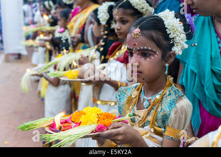 Mädchen mit Blumen an einem Tempelfest, Varkala, Kerala, Indien Stockfoto