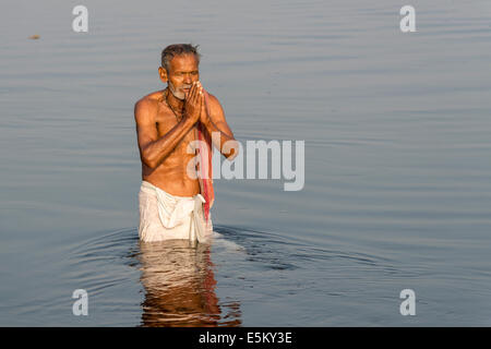 Pilger Baden beten in den heiligen Fluss Yamuna, Vrindavan, Uttar Pradesh, Indien Stockfoto