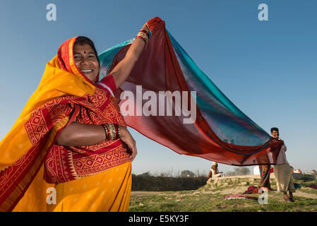 Pilger, die Trocknung eines Saris, Vrindavan, Uttar Pradesh, Indien Stockfoto