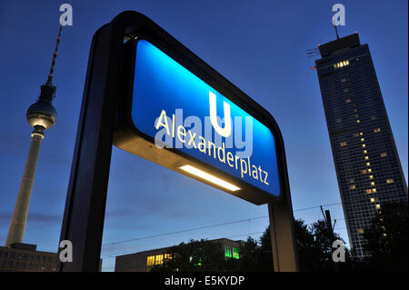 Eingang zur u-Bahn-Station am Alexanderplatz Platz, in der Abenddämmerung, Berlin, Deutschland Stockfoto