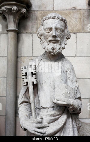 St. Petrus mit Schlüssel, Sandstein Figur an der Fassade, die gotische Kathedrale von Rouen, die Kathedrale Notre Dame, Rouen, Seine-Maritime Stockfoto