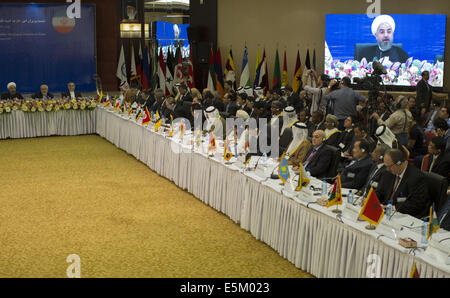 Teheran, Iran. 4. August 2014. Der iranische Präsident HASSAN ROUHANI spricht anlässlich der Eröffnung der blockfreien Bewegung Ministerausschuss über Palästina Tagung zur Situation in Gaza, in Teheran. Morteza Nikoubazl/ZUMAPRESS Credit: Morteza Nikoubazl/ZUMA Draht/Alamy Live-Nachrichten Stockfoto