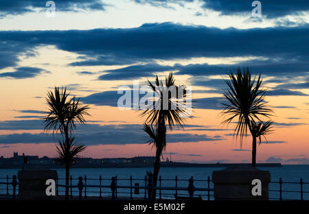 Seaton Carew direkt am Meer bei Sonnenaufgang mit der Landzunge bei Hartlepool in Ferne. England, UK Stockfoto