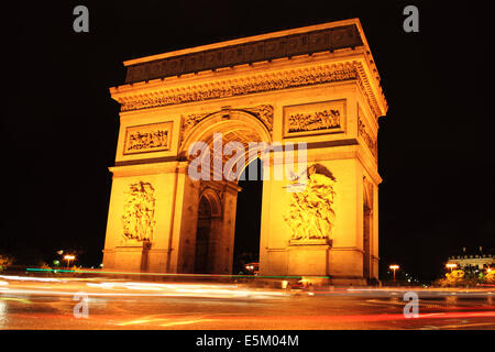 Nacht Schuss auf den Arc De Triomphe in Paris Frankreich mit einer langsamen Exposition zeigen Lichtspuren von vorbeifahrenden Autos links Stockfoto