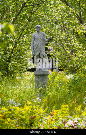 Sissinghurst Castle, Kent, Großbritannien. Statue in der Nuttery, im Frühling Stockfoto