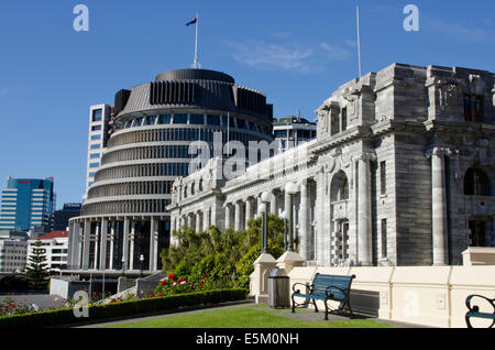 Parlamentsgebäude, Bienenstock (auch bekannt als Exekutiv-Flügel) und Parliament House, Wellington, Nordinsel, Neuseeland Stockfoto